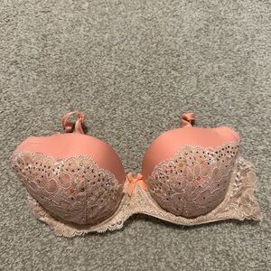 ✨✨Bundle 2 or more for a great discount!! ✨✨ Victoria's Secret Peach Lace Bra